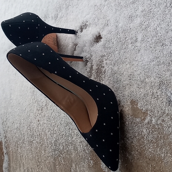 White house black market black and white polka dot chevron high heels like new - Picture 4 of 6